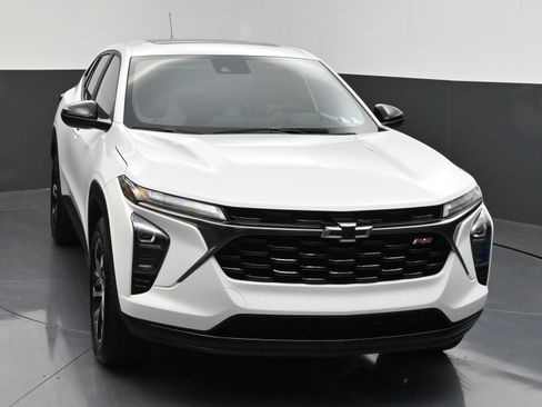 Certified 2025 Chevrolet Trax RS w/ Sunroof Package FWD image 2