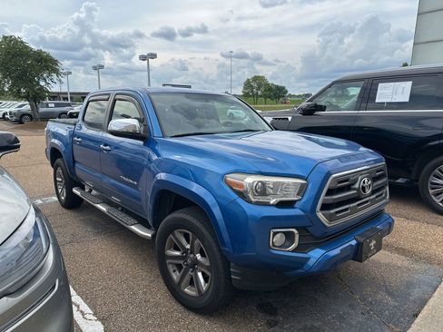 Used 2017 Toyota Tacoma Limited w/ Tow Package AWD/4WD image 4