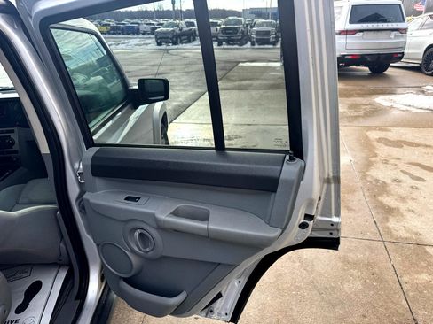 Used 2007 Jeep Commander Sport image 17