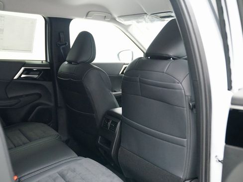 Used 2024 Mitsubishi Outlander SE image 35