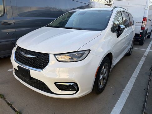 Used 2023 Chrysler Pacifica Limited image 1