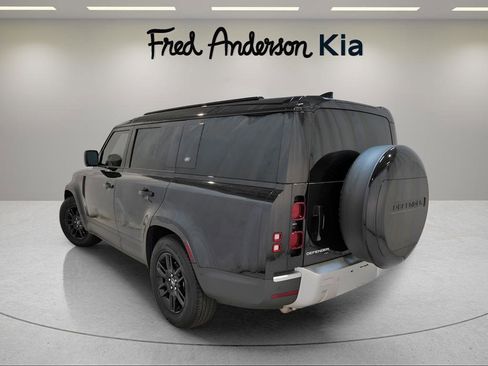 Used 2023 Land Rover Defender 130 SE image 4