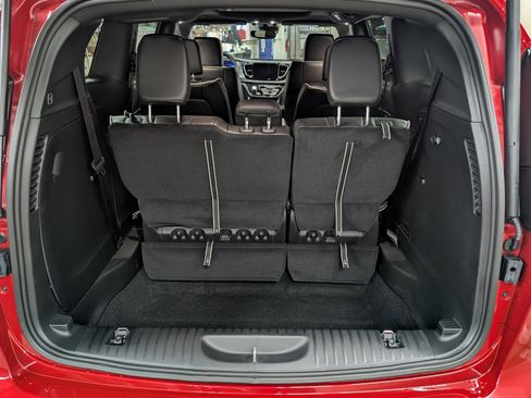New 2026 Chrysler Pacifica Limited image 15