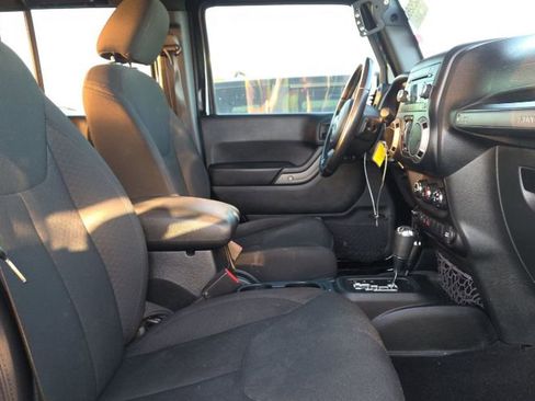 Used 2014 Jeep Wrangler Unlimited Rubicon w/ Connectivity Group image 4