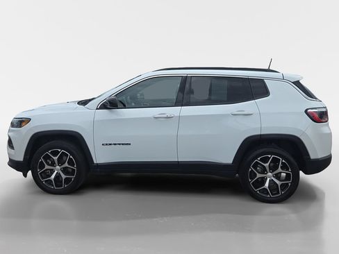 Used 2024 Jeep Compass Latitude AWD/4WD image 2