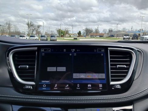 New 2026 Chrysler Pacifica Select AWD/4WD image 31