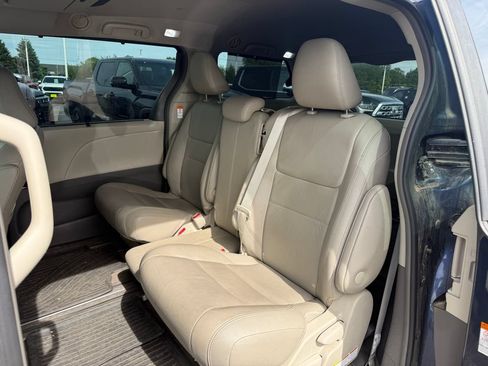 Used 2018 Toyota Sienna XLE Premium FWD image 4