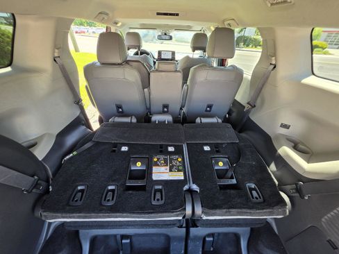 Used 2022 Toyota Sienna XLE FWD image 9