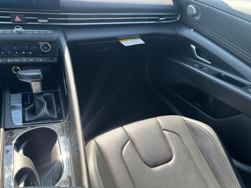 Used 2025 Hyundai Elantra Limited FWD image 17