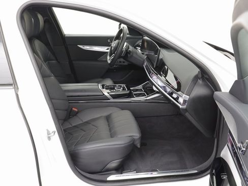 Certified 2025 BMW 750e xDrive 750e xDrive image 22