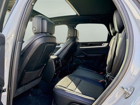 Used 2024 Porsche Cayenne w/ Premium Package image 31