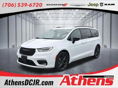 Certified 2025 Chrysler Pacifica Limited image 1