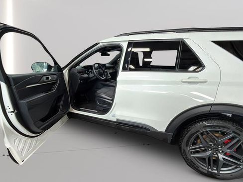 Used 2025 Ford Explorer ST-Line w/ ST-Line Street Pack image 17