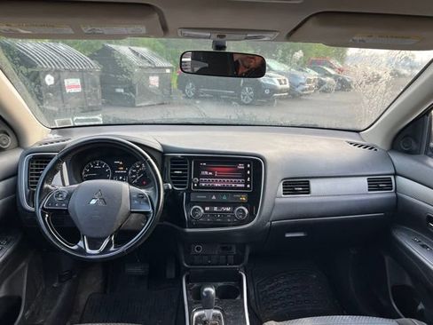 Used 2017 Mitsubishi Outlander SEL AWD/4WD image 10