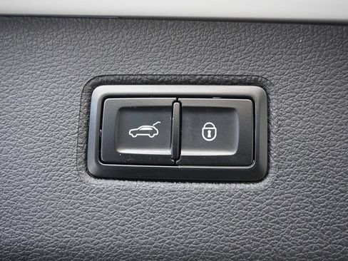 Used 2019 Bentley Bentayga V8 image 76