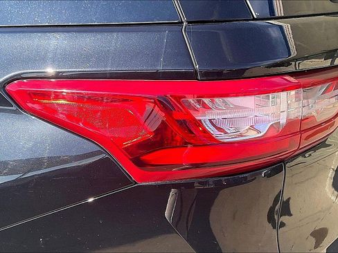 Used 2020 Chevrolet Traverse LS image 23