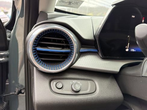 Used 2025 Chevrolet Trax LT w/ LT Convenience Package image 17