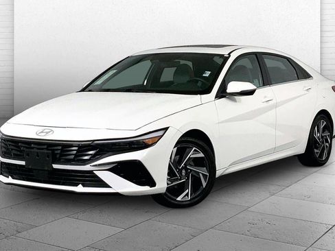 Used 2025 Hyundai Elantra Limited image 12