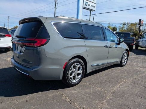 Used 2023 Chrysler Pacifica Limited image 4