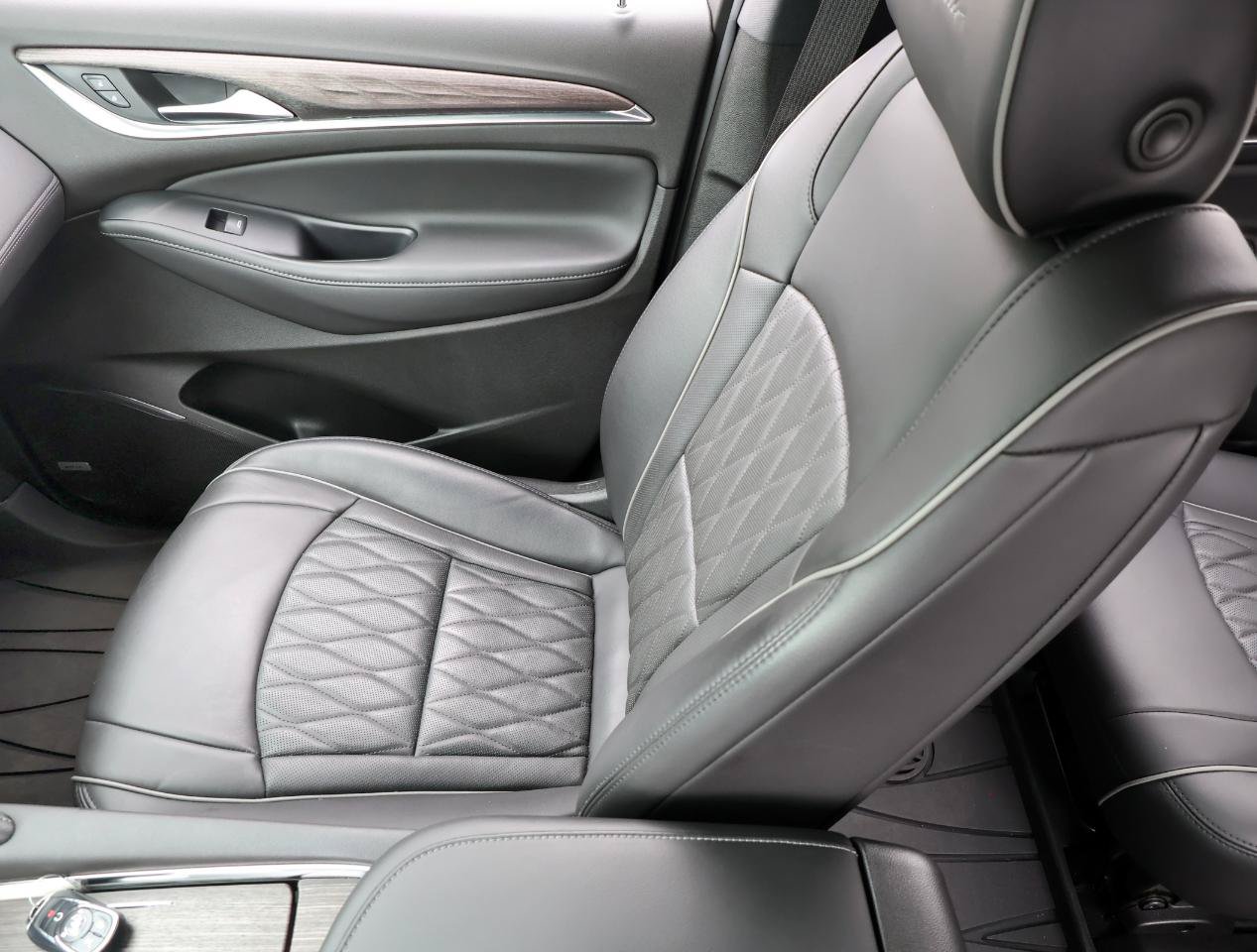 Used 2022 Buick Enclave Avenir w/ Avenir Technology Package FWD image 19