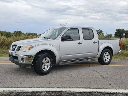 Used 2011 Nissan Frontier SV RWD image 2