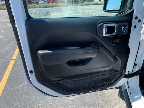 Used 2025 Jeep Wrangler Unlimited Rubicon AWD/4WD image 12