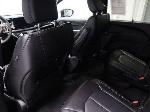 Used 2025 Chrysler Pacifica Select image 21