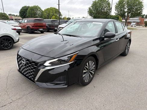 Used 2025 Nissan Altima 2.5 SV FWD image 14