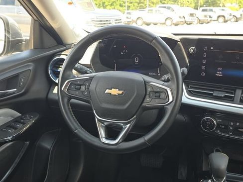 Used 2024 Chevrolet Trax LT w/ LT Convenience Package FWD image 34