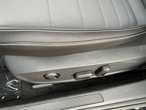 Used 2025 Volkswagen Jetta SE image 23