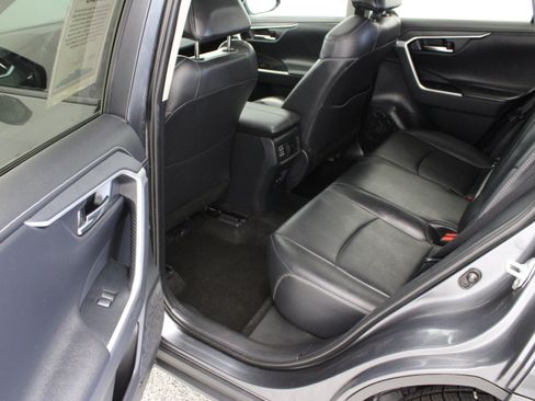 Used 2019 Toyota RAV4 Limited FWD image 31