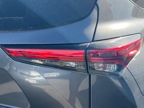 Used 2023 Toyota Highlander XLE AWD/4WD image 18