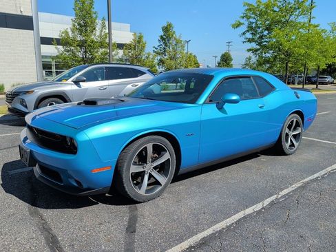 Used 2015 Dodge Challenger R/T RWD image 1
