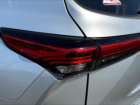 Used 2023 Toyota Highlander LE FWD image 23