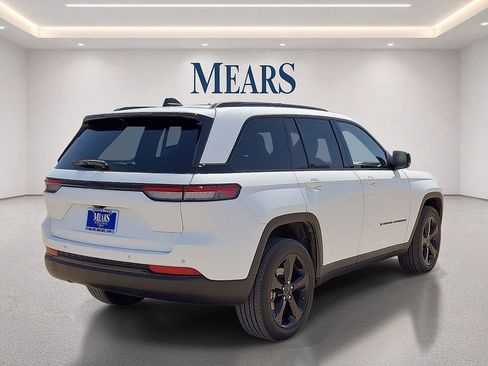 Used 2023 Jeep Grand Cherokee Altitude RWD image 5