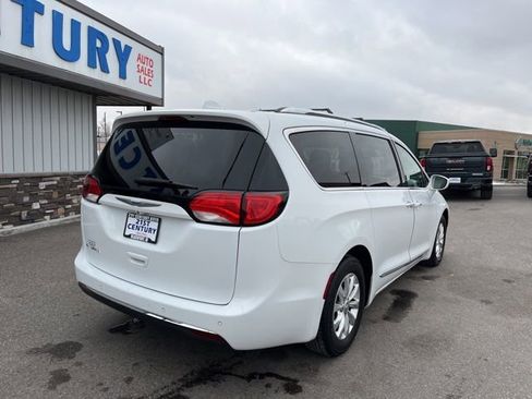 Used 2018 Chrysler Pacifica Touring-L w/ Premium Audio Group FWD image 14