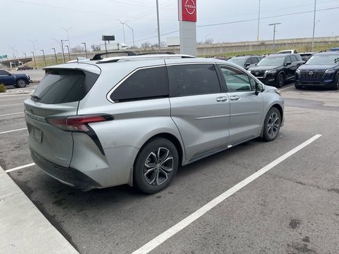 Used 2025 Toyota Sienna Platinum image 5