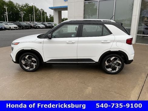 Used 2025 Hyundai Venue Limited FWD image 3