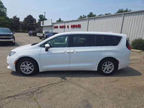 Used 2017 Chrysler Pacifica LX FWD image 5