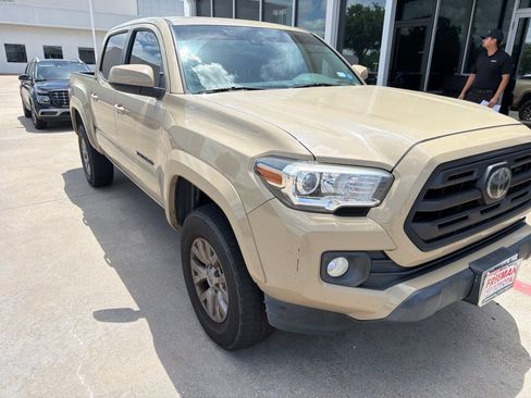 Used 2018 Toyota Tacoma SR5 RWD image 3