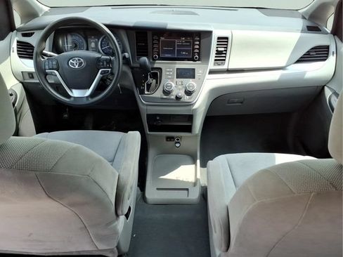 Used 2020 Toyota Sienna L FWD image 21