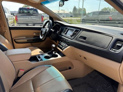 Used 2017 Kia Sedona LX w/ LX Essentials Premium Package FWD image 17