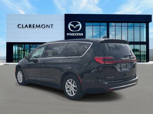 Used 2023 Chrysler Pacifica Touring-L image 6