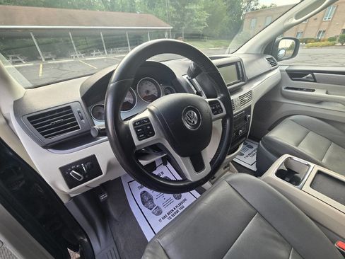 Used 2011 Volkswagen Routan SEL image 20