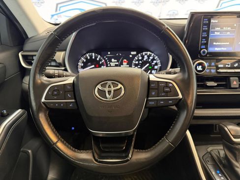 Used 2021 Toyota Highlander XLE AWD/4WD image 32
