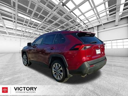 Used 2021 Toyota RAV4 XLE Premium image 5