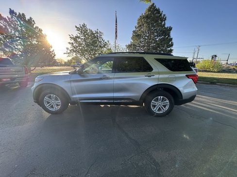 Used 2024 Ford Explorer XLT AWD/4WD image 5
