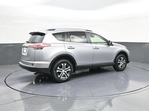 Used 2018 Toyota RAV4 LE FWD image 15