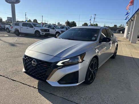 Used 2023 Nissan Altima 2.5 SR w/ SR Premium Package image 3
