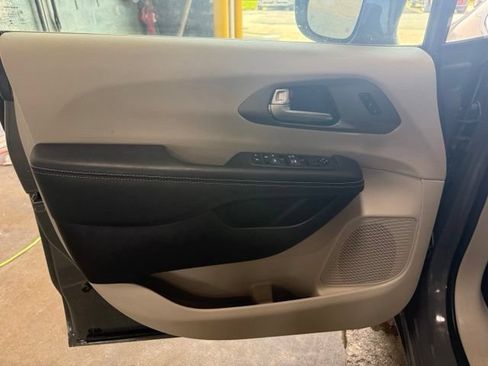 Used 2022 Chrysler Pacifica Touring-L FWD image 14